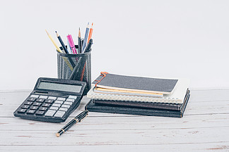 办公用品实拍素材新体验 解读免抠长钉订书器PNG的价值与应用